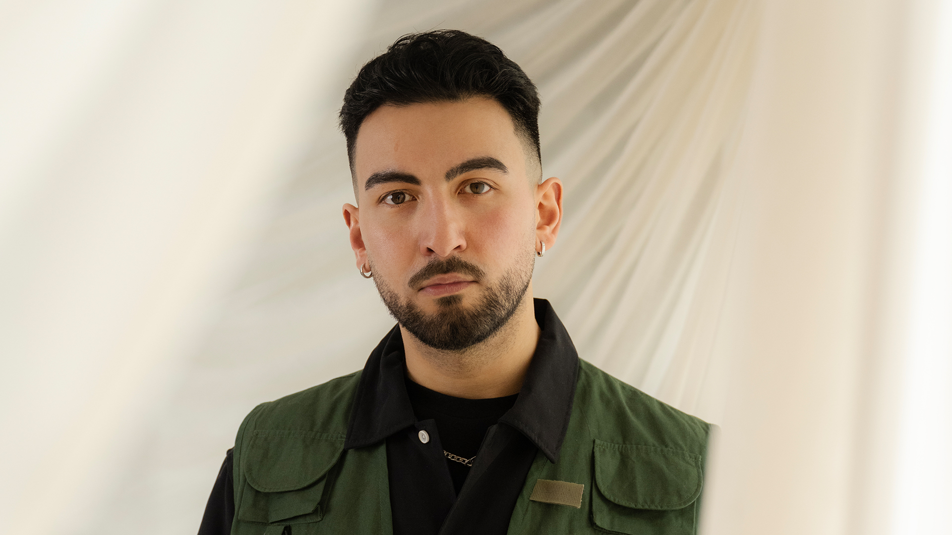 Opening CaDance met spoken word artiest Hasan Gök 